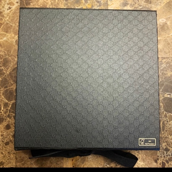 Gucci Gift Box with Ribbon Tie - Picture 5 of 5